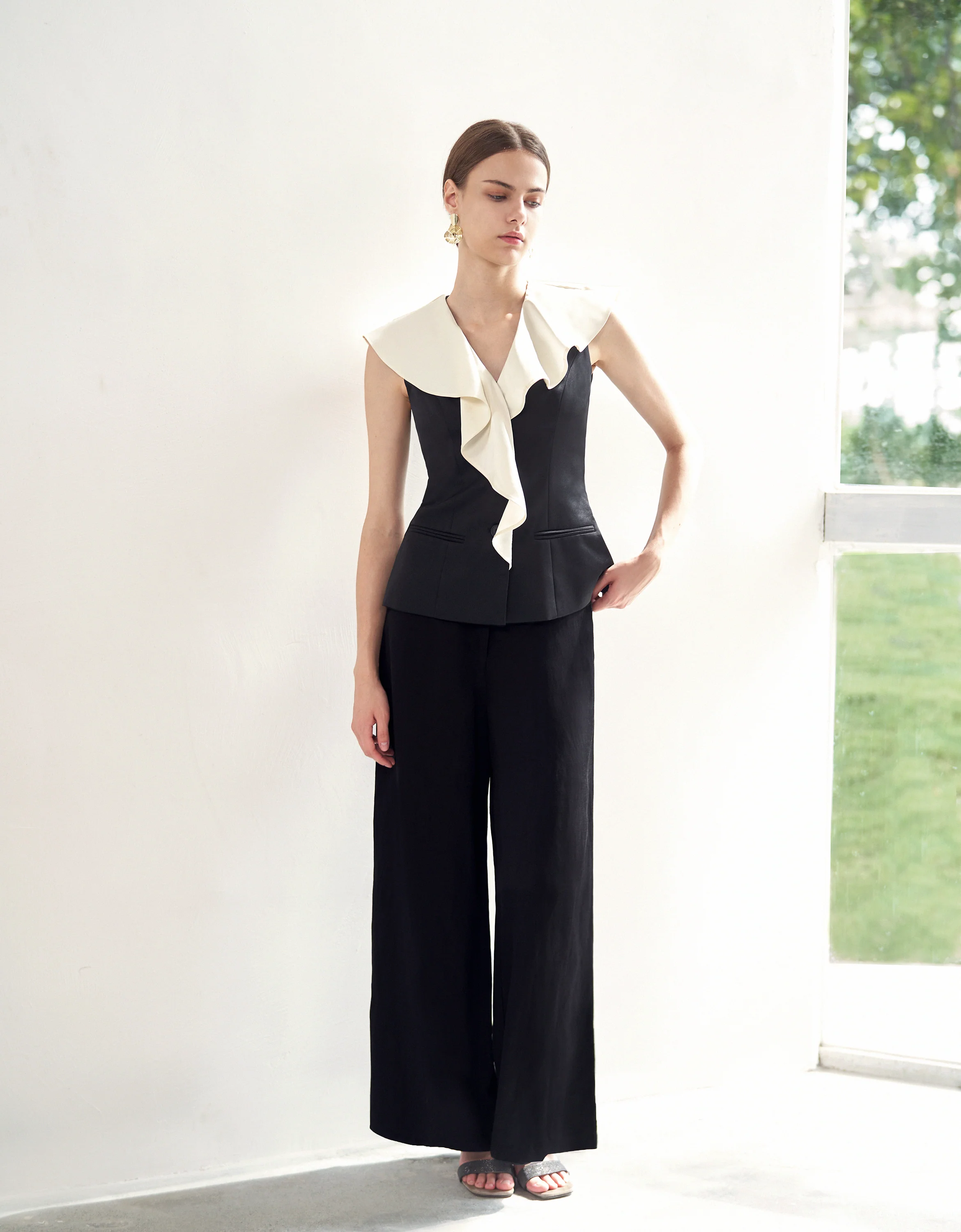 Contrast Ruffled V-neck Sleeveless Top - Image 4