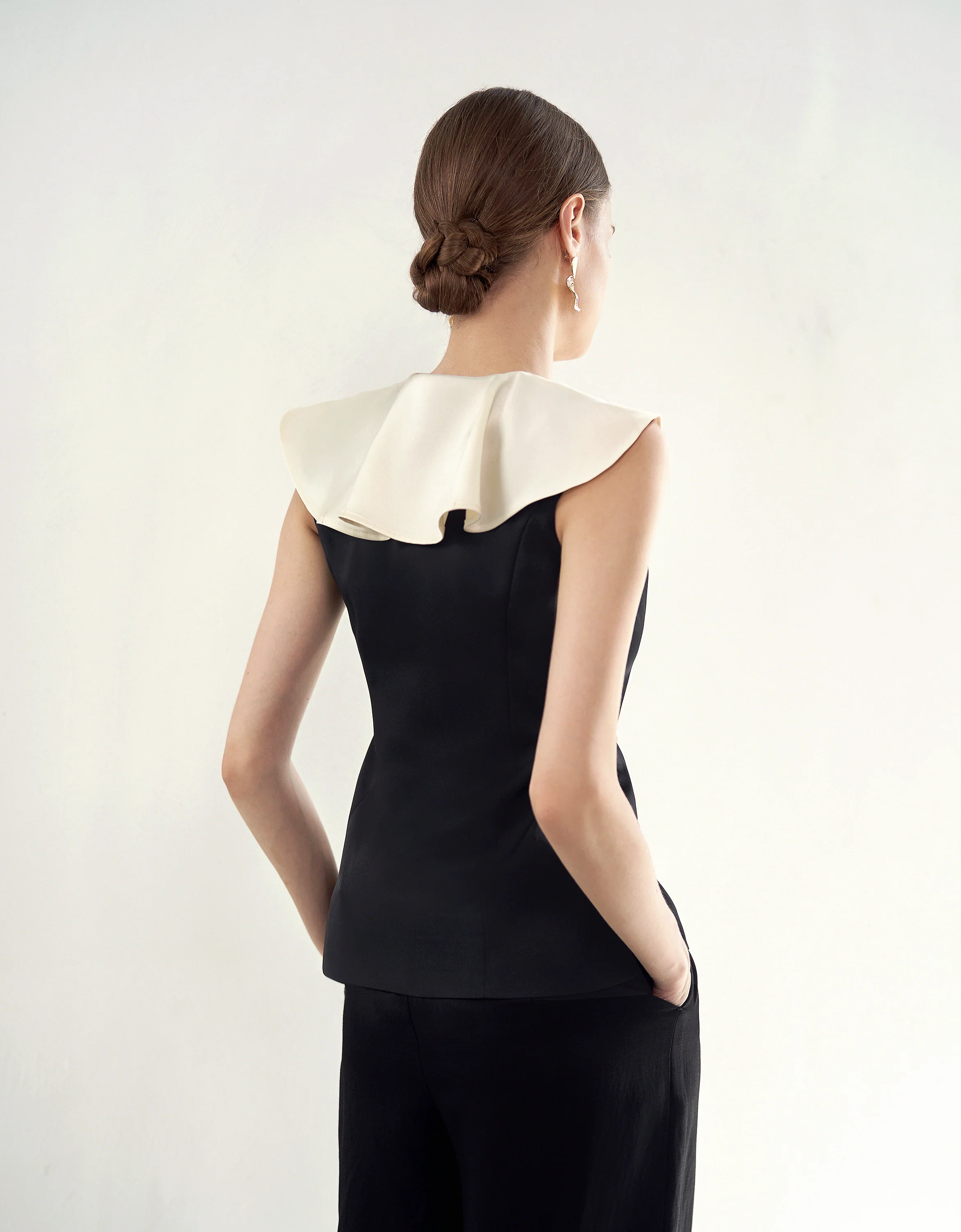 Contrast Ruffled V-neck Sleeveless Top - Image 5