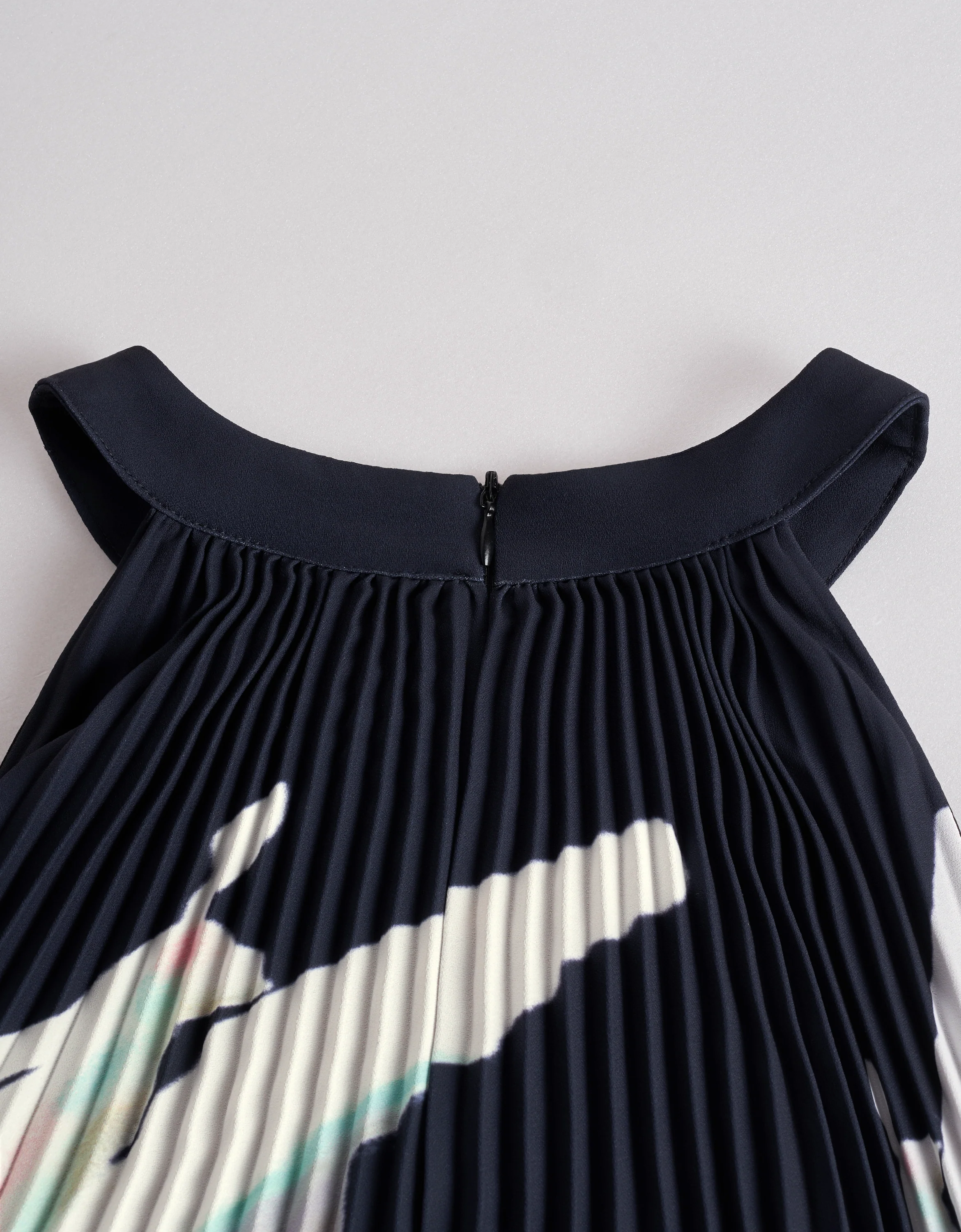 Floral Print Halterneck Pleated Dress - Image 6