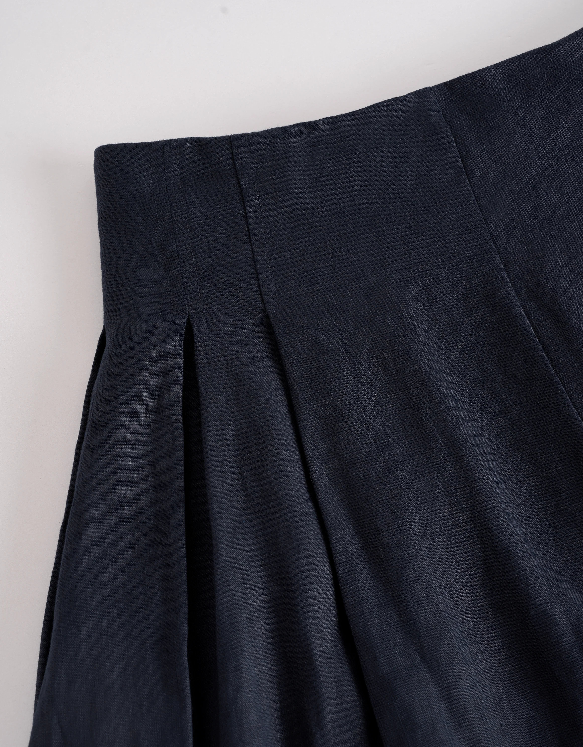 Linen Pleated Shorts - Image 7