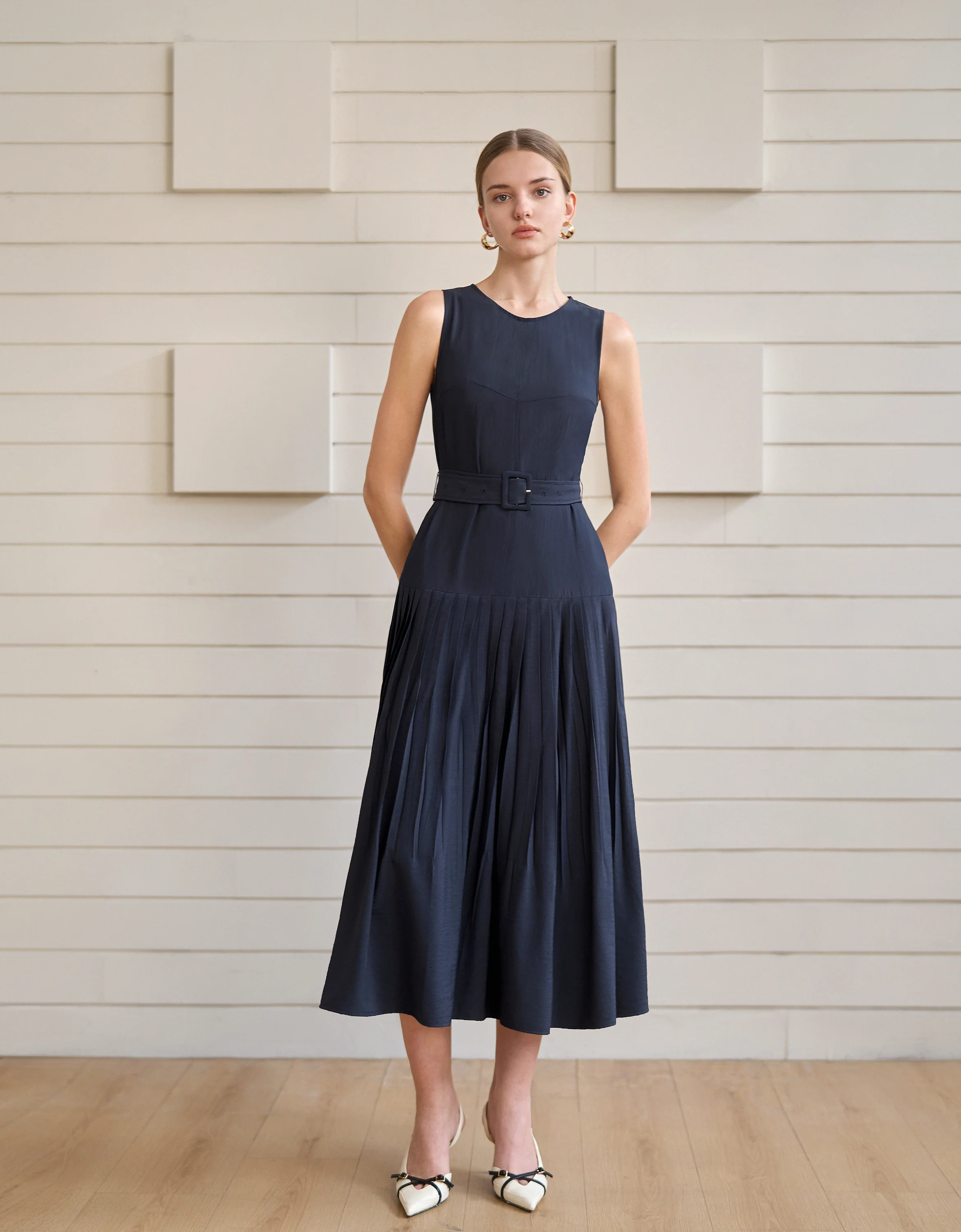 Pleated Skirt Round Neck Sleeveless Dress