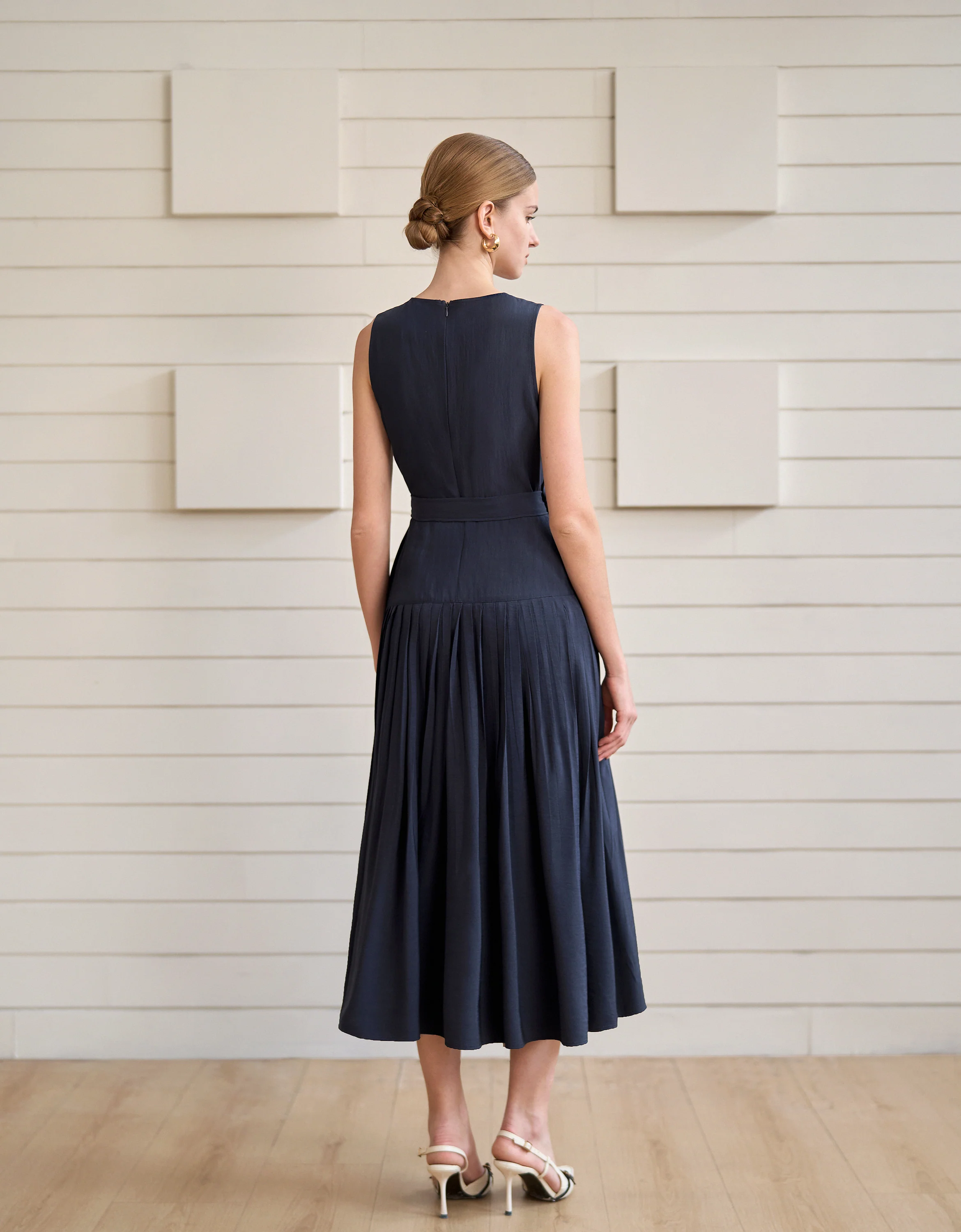 Pleated Skirt Round Neck Sleeveless Dress - Image 3