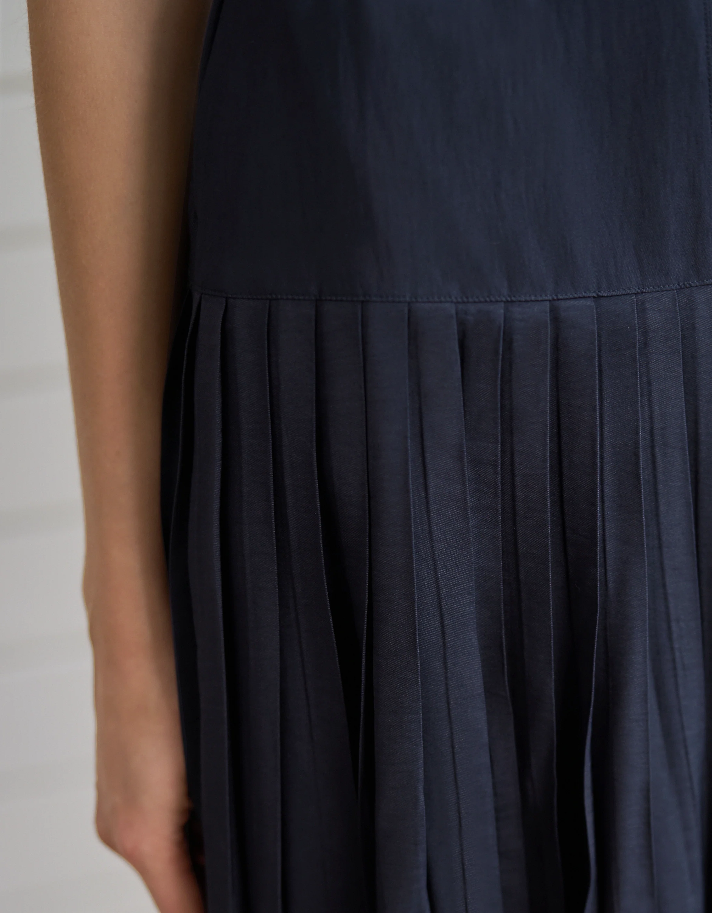 Pleated Skirt Round Neck Sleeveless Dress - Image 4