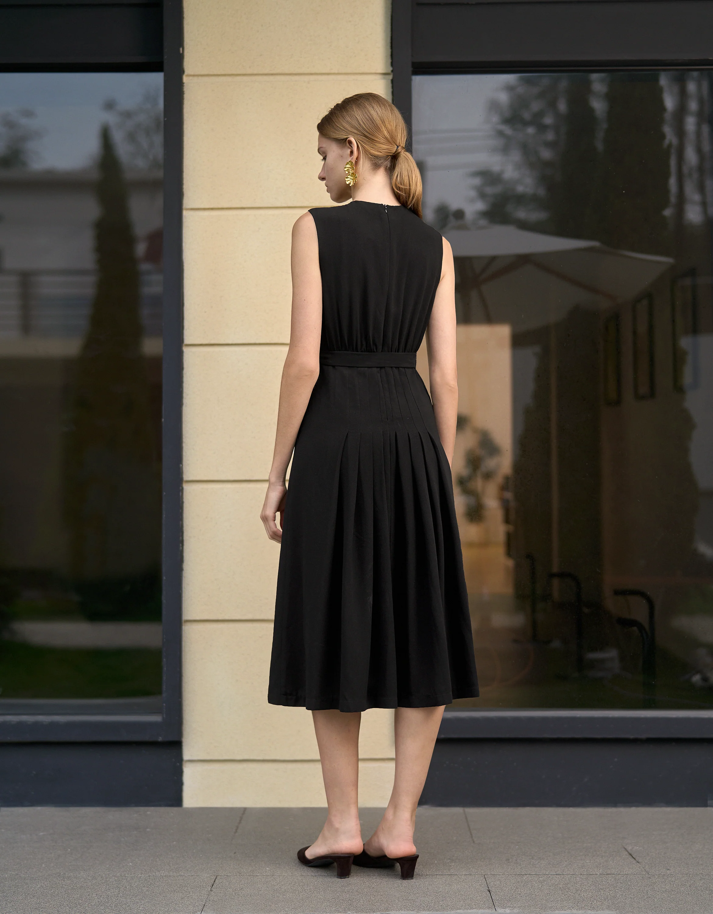 Round Neck Sleeveless Pleated Dress - Image 3