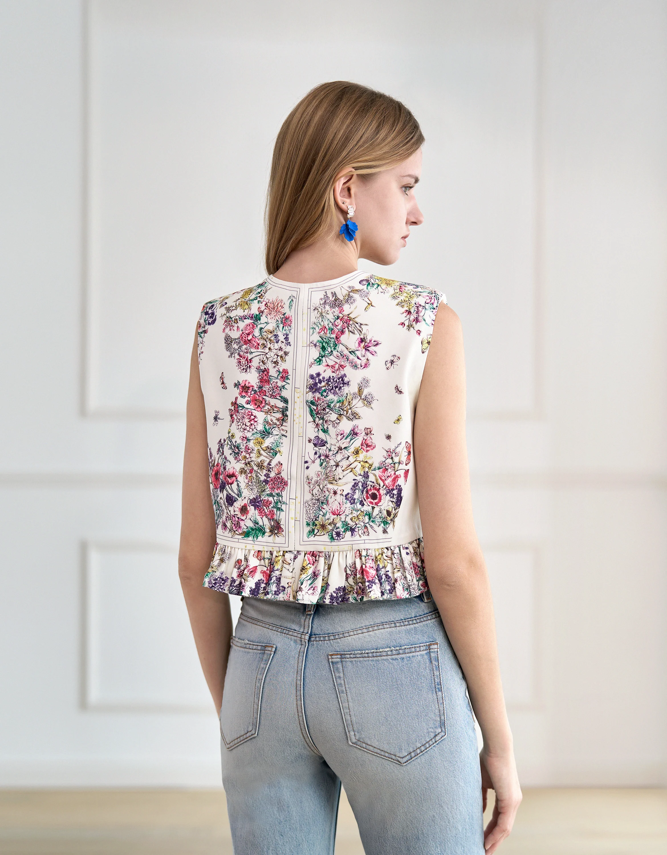 Ruffled Hem Sleeveless Floral Cropped Top - Image 4