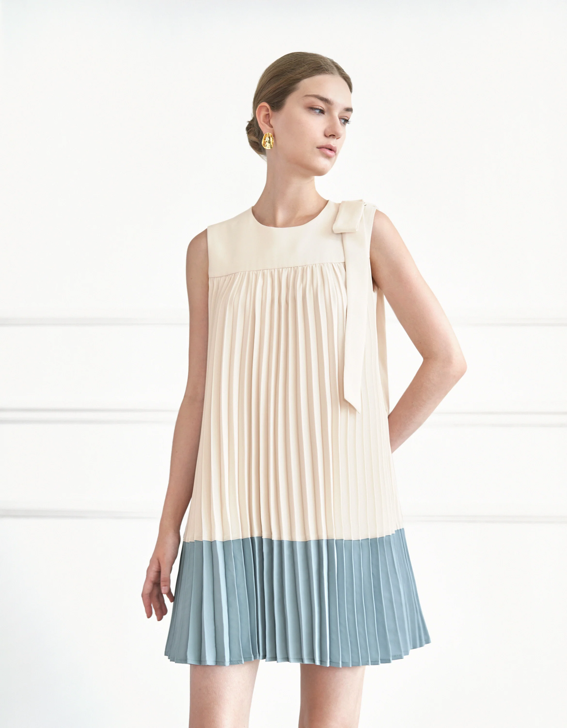 Shoulder Bow Contrast Hem Pleated Dress - Image 2