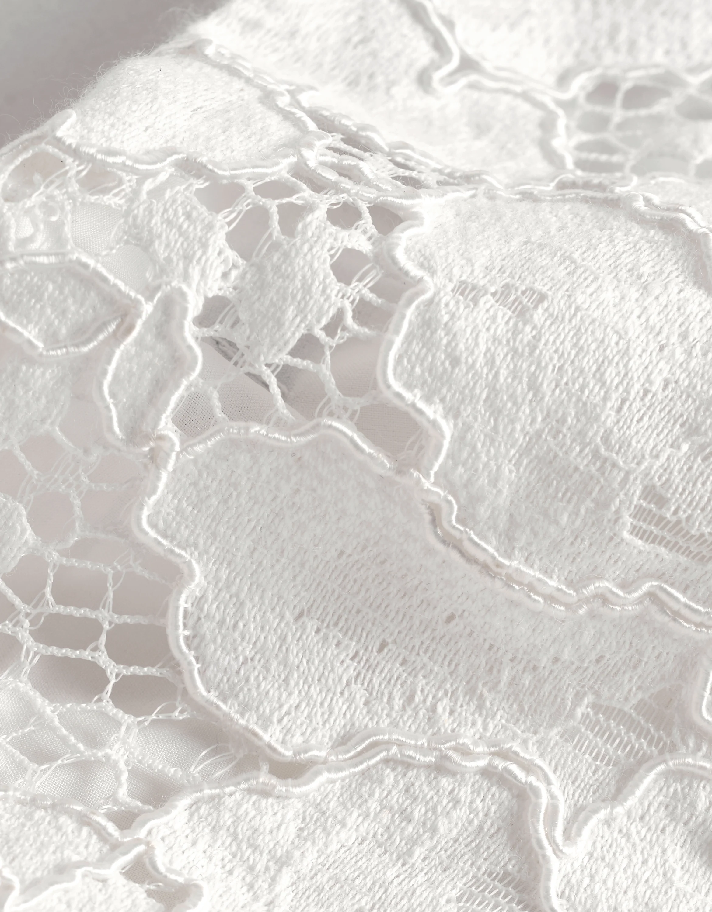 V-neck Sleeveless Ruffled Lace Top - Image 8